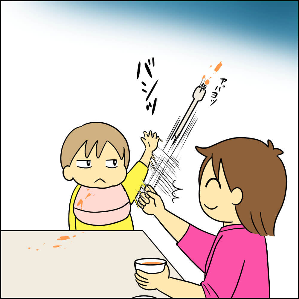 手でスプーンを弾かれて投げられる離乳食